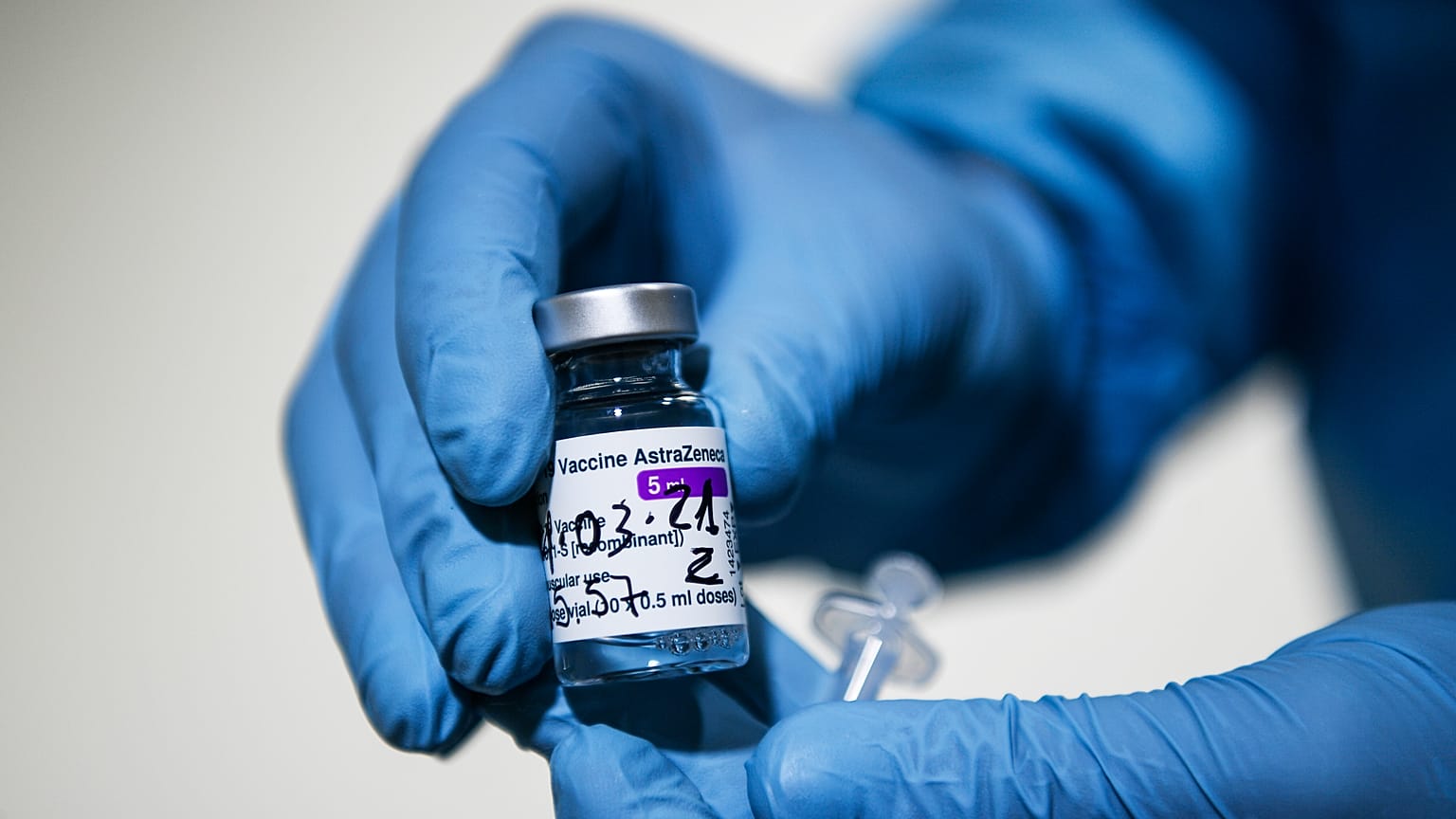 Un sanitario muestra una dosis de AstraZeneca