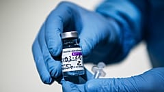 Un sanitario muestra una dosis de AstraZeneca