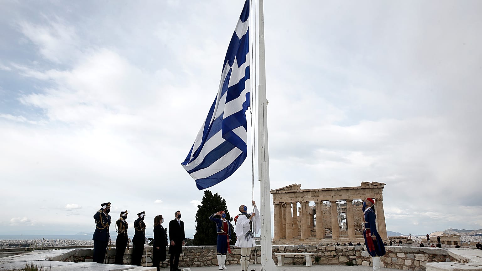 Η έπαρση της σημαίας στον ιερό Βράχο της Ακρόπολης