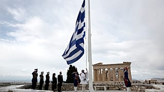 Η έπαρση της σημαίας στον ιερό Βράχο της Ακρόπολης