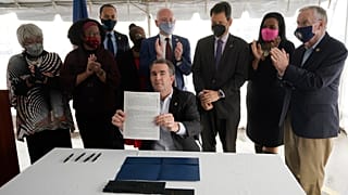 Le gouverneur de Virginie, signant le décret abolissant la peine de mort dans cet Etat du sud des Etats-Unis, le 24 mars 2021 au centre pénitencier de Greensville