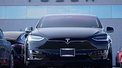 Ein Tesla-Modell steht in einem Autohaus