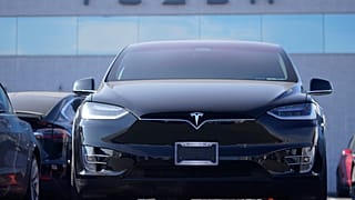 Ein Tesla-Modell steht in einem Autohaus