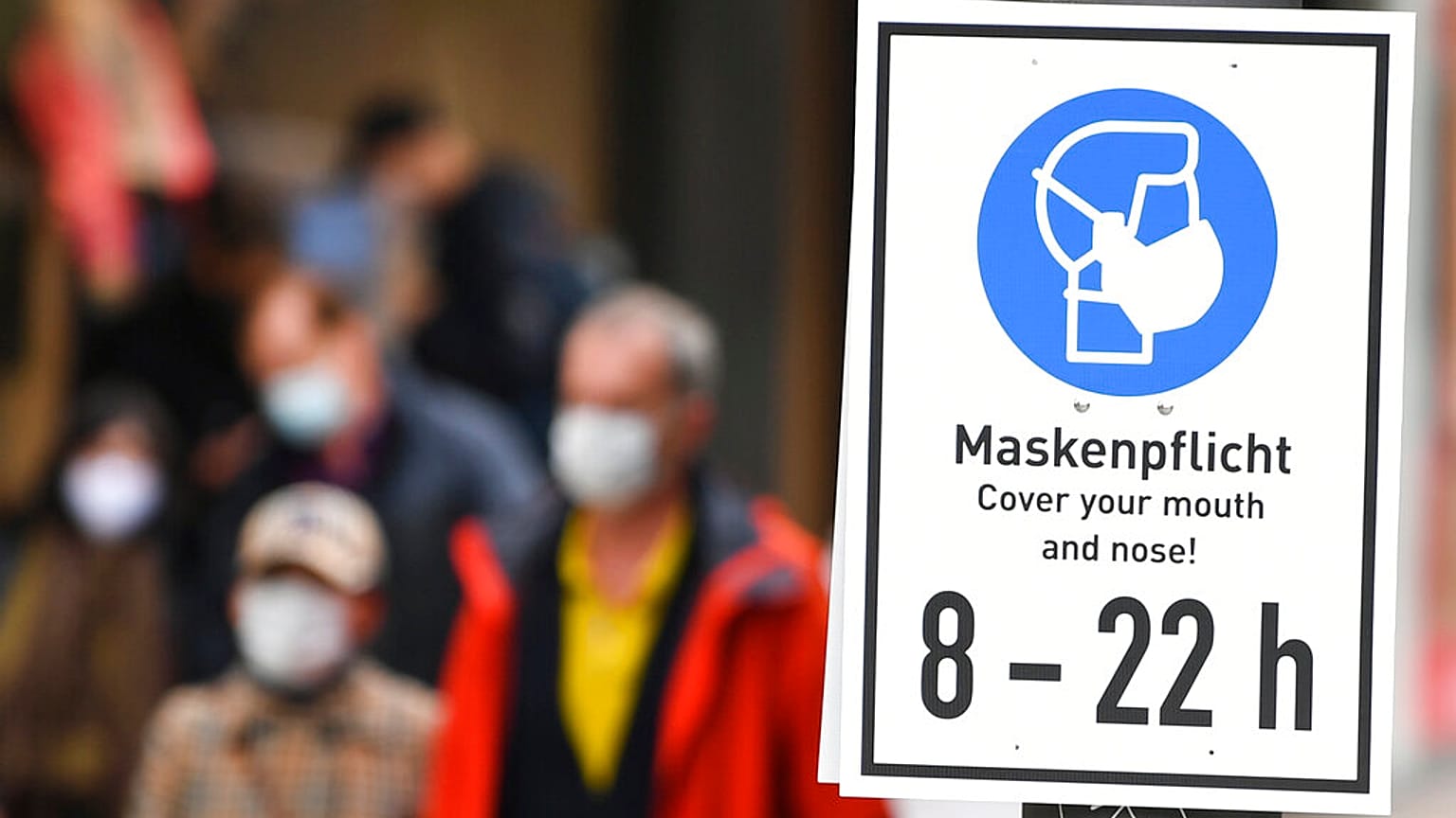 Schild in einer Fußgängerzone in Frankfurt erinnert an die Maskenpflicht, 28.10.2020