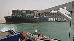 Süvey Kanalı'nda karaya oturarak deniz ulaşımının durmasına neden olan yük gemisi