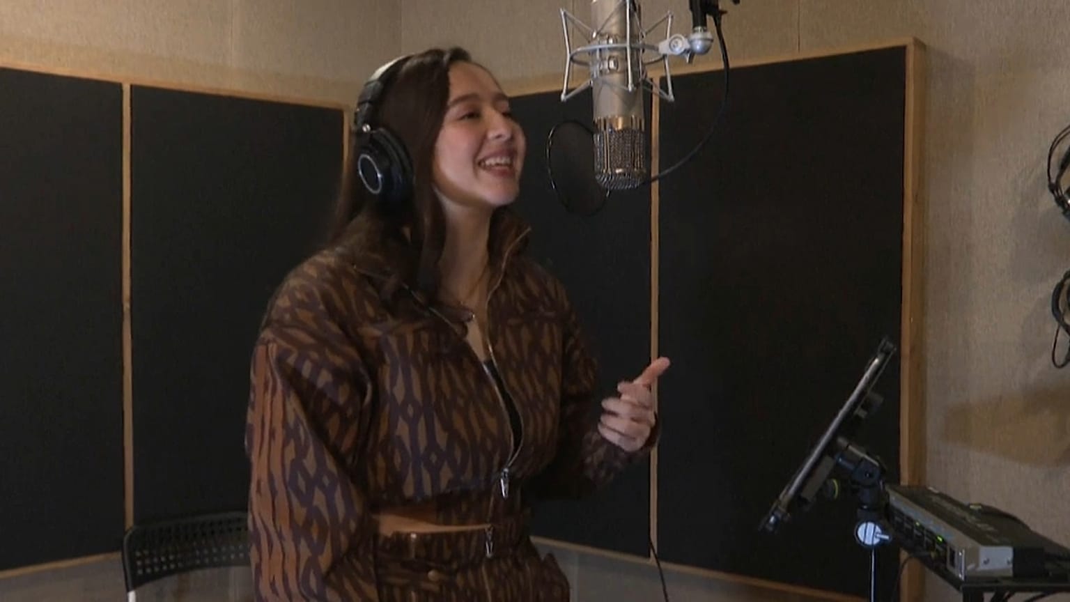 Mahiza, la cantante femminista che non piace ai conservatori russi