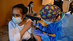 Женщина вакцинируется препаратом "Астразенека" на севере Испании.