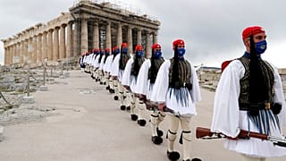 Membres de la garde présidentielle défilant devant le Parthénon à Athènes, à l'occasion du bicentenaire de l'indépendance de la Grèce - 25/03/2021