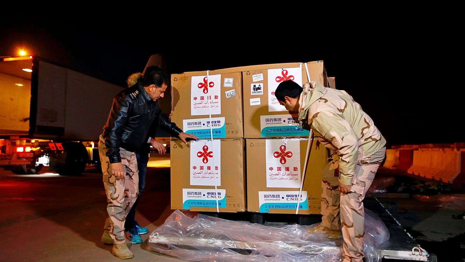 عسكريون عراقيون يتسلمون دفعة من لقاح سينوفارم الصيني في بغداد سابقاً في مارس 2021
