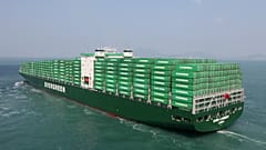 8 Schlepper versuchen blockiertes Containerschiff aus dem Suezkanal zu "befreien"