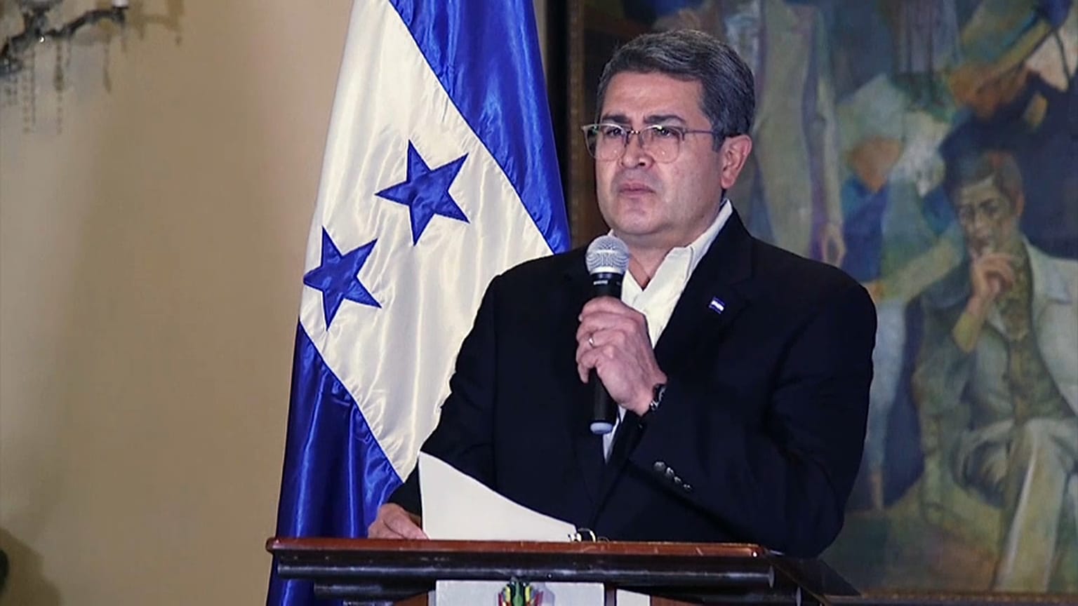 Juan Orlando Hernández leyó un declaración a la prensa sin aceptar preguntas