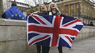 Frauen feiern den Brexit mit dem Union Jack, der Flagge Großbritanniens, 31.01.2020