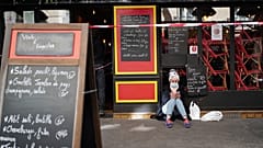 Inactivité et ambiance morne dans un quartier de Paris, le 24 mars 2021