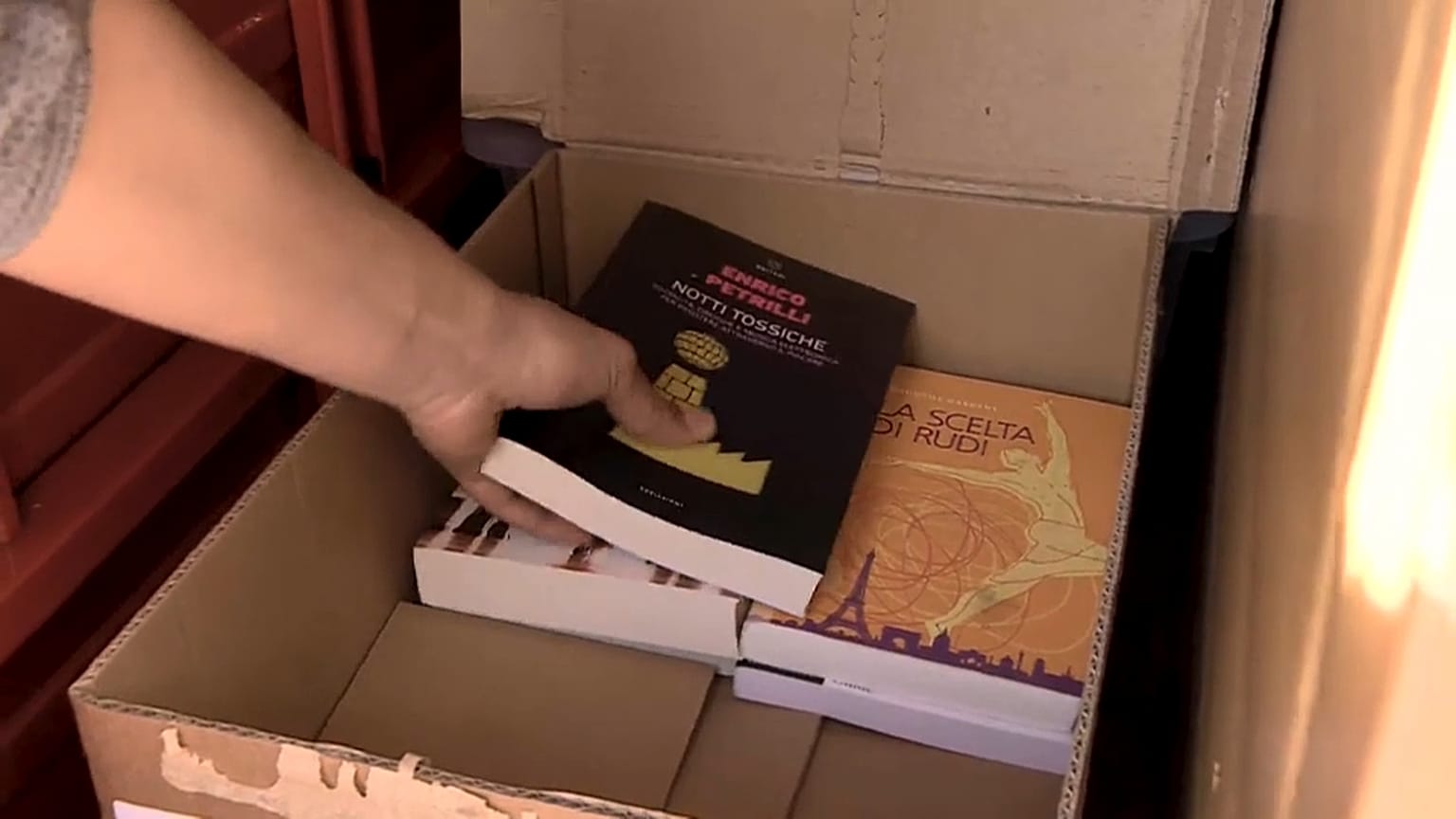 Alessandro lleva los libros en su coche de tres ruedas para venderlos en las calles de Asti