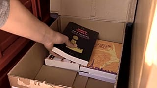 Alessandro lleva los libros en su coche de tres ruedas para venderlos en las calles de Asti