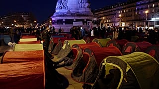 Campamento de refugiados levantado en la plaza de la República de París, Francia
