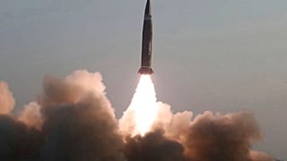Photo fournie par le gouvernement nord-coréen d'un tir d'essai d'un nouveau type de projectile tactique guidé