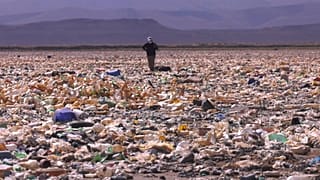 Imagen del lago boliviano Uru Uru cubierto de basura