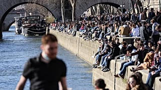 Junge Leute in Paris - Ende Februar