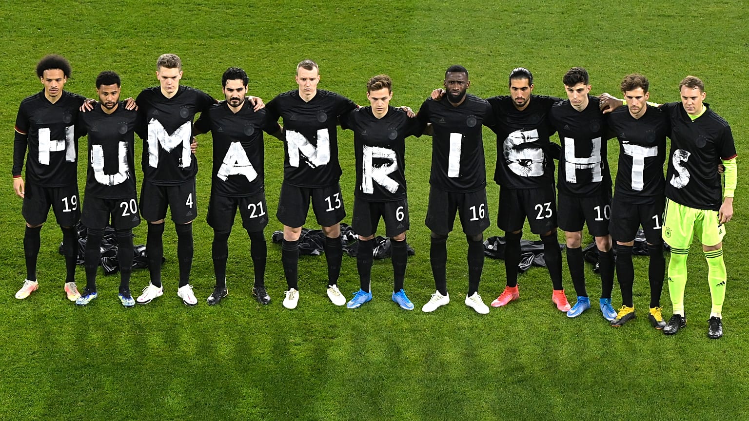 Alman futbolculardan maç öncesi eylem