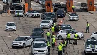 Agentes de la Guardia Civil realizan controles en un peaje a la salida de Madrid