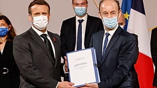 الرئيس الفرنسي إيمانويل ماكرون يحمل وثيقة مشتركة إلى جانب المؤرخ فنسنت دوكلرت، الذي يرأس اللجنة الرواندية في قصر الإليزيه