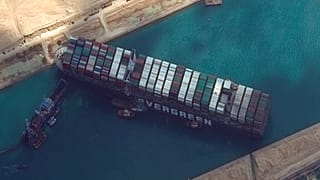 Le navire Ever Given d'une longueur équivalente à quatre terrains de football est coincé dans le sud du canal, à quelques kilomètres de la ville de Suez.