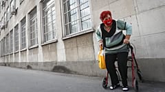 Budapesti egészségügyi intézmény előtt várakozó nő
