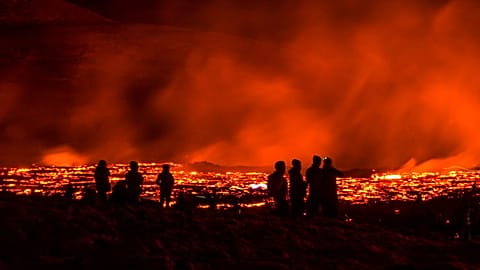 İzlanda'da 6 bin yıl sonra faaliyete geçen Fagradals Yanardağı lav püskürtmeye devam ediyor
