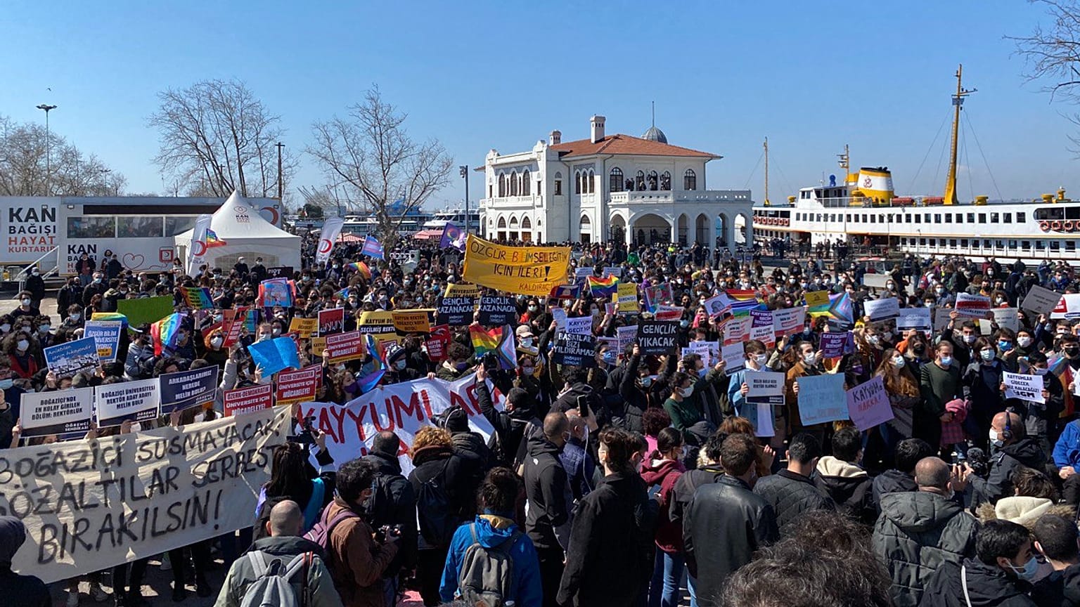 Boğaziçi öğrencilerinin gözaltına alınmasını protesto eden binlerce kişi Kadiköy vapur iskelesi önünde bir araya geldi.