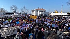 Boğaziçi öğrencilerinin gözaltına alınmasını protesto eden binlerce kişi Kadiköy vapur iskelesi önünde bir araya geldi.