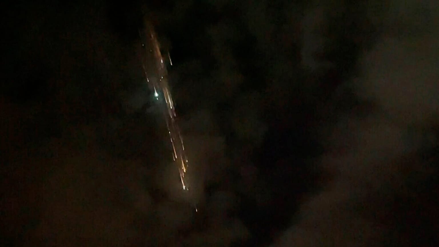 Überreste der SpaceX Falcon 9 treten in die Erdatmosphäre ein - über Vancouver, Wash