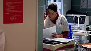 A Rouvray pszichiátriai klinika nővére telefonál a klinika sürgősségi rendelőjében 2020. november 25-én