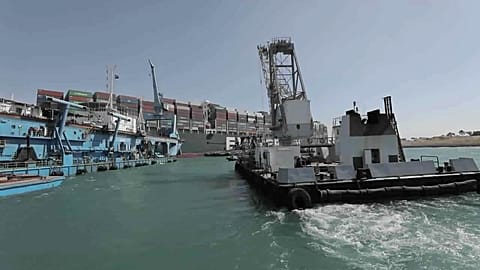 Süveyş Kanalı'nı tıkayan dev gemiyi kurtarma çalışmaları sürüyor