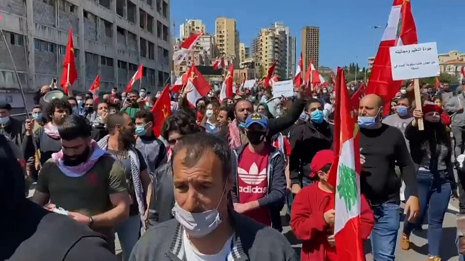 مظاهرة في بيروت يقودها الحزب الشيوعي اللبناني ضد الطبقة السياسية ودعوات لإسقاط النظام. بيروت 28.03.21