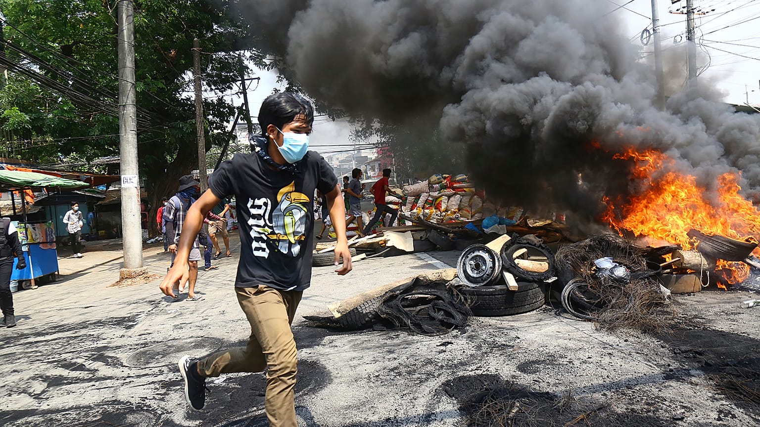 Myanmar'ın Yangon kentinde güvenlik güçlerinin ateşinden kaçmaya çalışan eylemci
