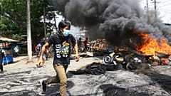 Myanmar'ın Yangon kentinde güvenlik güçlerinin ateşinden kaçmaya çalışan eylemci