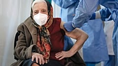 Une femme de 104 ans reçoit sa deuxième dose de vaccin, à Bucarest en Roumanie, dimanche.