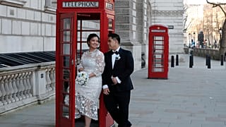Una pareja de novios se deja fotografiar en Londres, Reino Unido