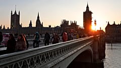 Westminster Bridge in London bei Sonnenuntergang 