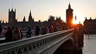 Westminster Bridge in London bei Sonnenuntergang