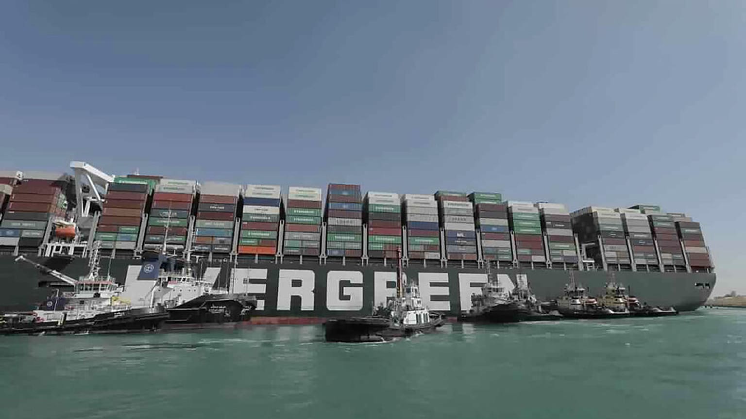 El Ever Given que bloquea el canal de Suez reflotado en un 80% 