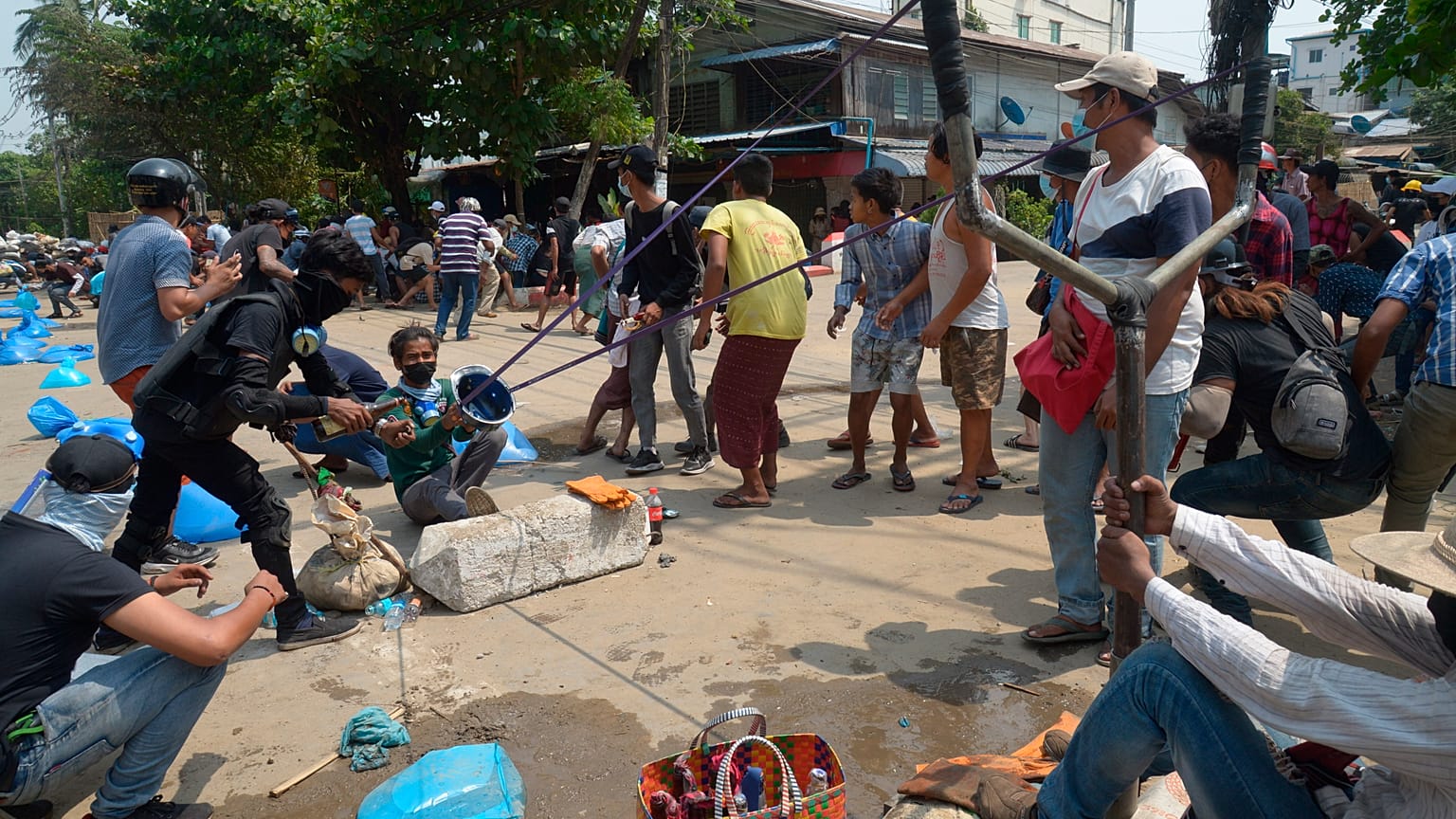 Una fionda gigante usata dai manifestanti come arma contro i militari in Myanmar. 