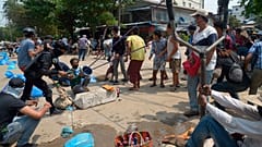 Una fionda gigante usata dai manifestanti come arma contro i militari in Myanmar. 