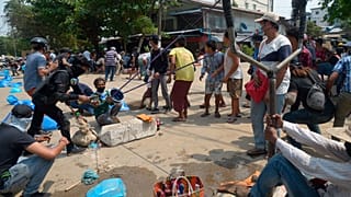 Una fionda gigante usata dai manifestanti come arma contro i militari in Myanmar. 