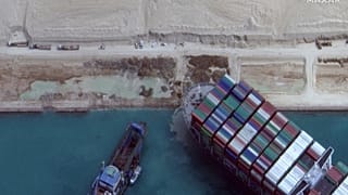 سفينة نقل الحاويات إيفر غيفن العالقة بقناة السويس صباح 28 مارس 2021.