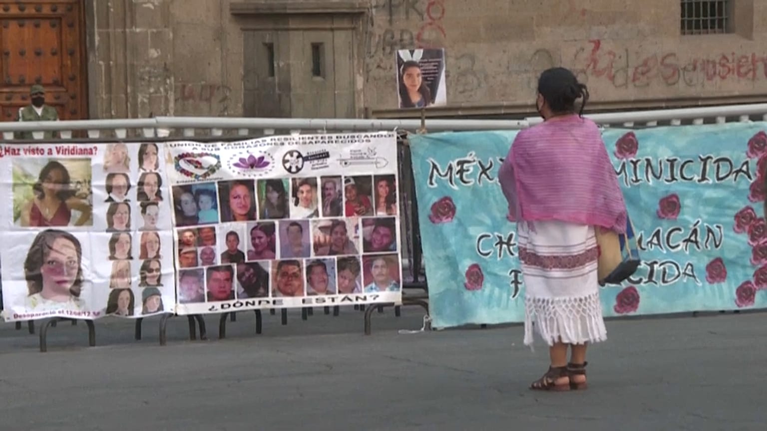 Vigilia por las víctimas de feminicidios ante el Palacio Nacional de México (captura de pantalla)