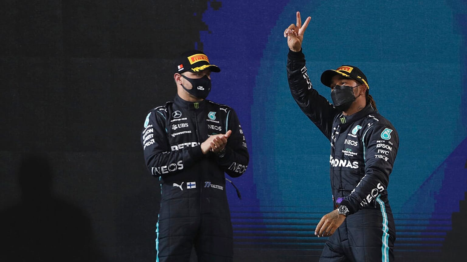 Lewis Hamilton (sağda) kariyerindeki 96'ıncı Formula 1 zaferine imza attı.