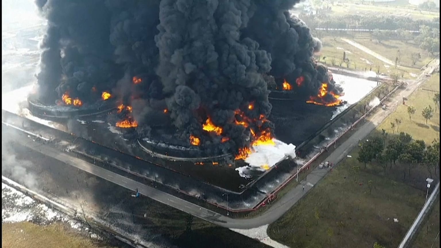 Fuoco e fumo sulla raffineria. 