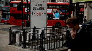 Προειδοποιητικές πινακίδες στην είσοδο μετρό Oxford Circus, στο Λονδίνο